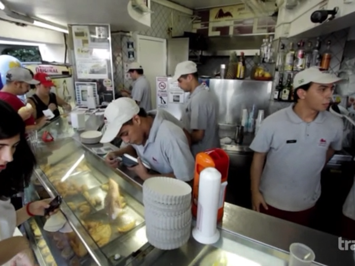 During his stay, he orders seaside snacks from the popular Bar Urca.