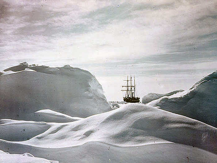 As winter set in, the ship drifted north because of the shifts in the massive packs of ice.