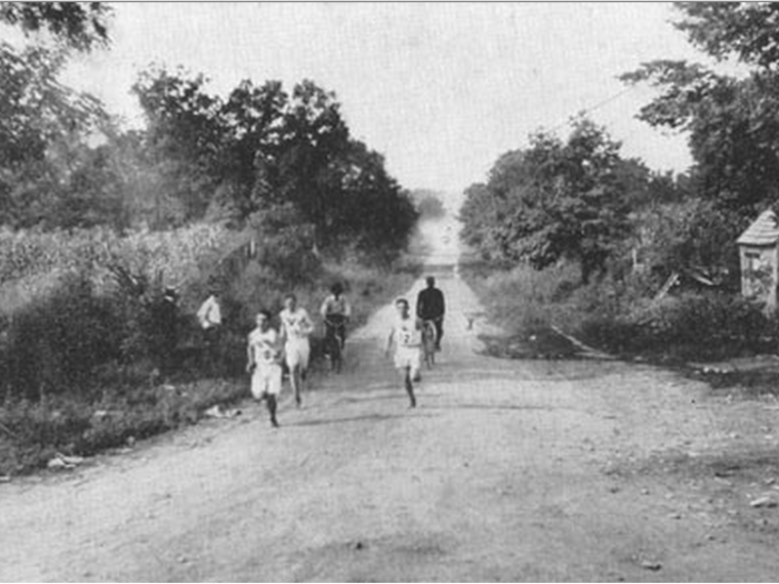 Only 18 of the 32 runners actually finished the race. Dust kicked up by automobiles, intense heat, and a lack of water stations contributed to deadly conditions. An American, William Garcia, was almost the first casualty.