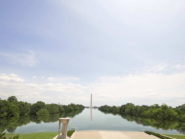 A real-life scene of the Washington Monument in the next few centuries if sea level rises 25 feet.