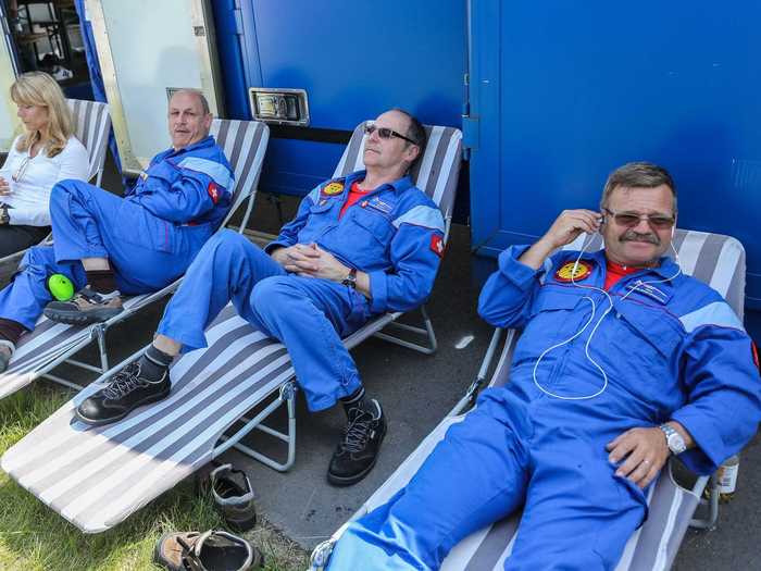 When not performing, pilots relaxed in their lawn chairs.