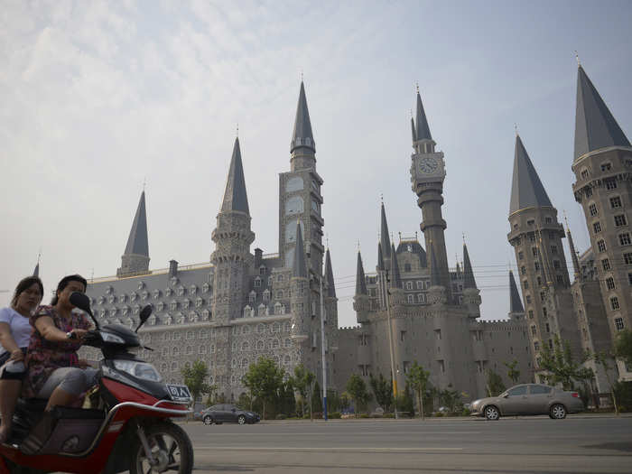 BONUS — The Hebei Academy of Fine Arts campus is said to be similar to the fictional Hogwarts, from JK Rowling