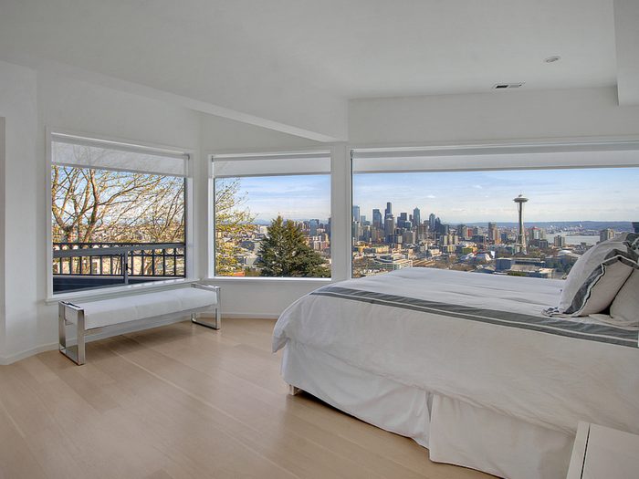 This bedroom has more of those jaw-dropping views.