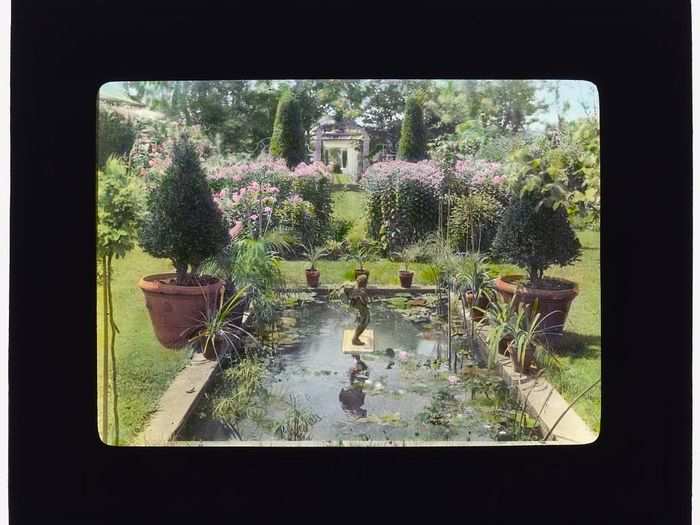 These photos of the garden were taken around 1913. The original mansion was razed in the 