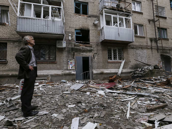 The Ukrainian government claims that the rebels fire weapons from residential areas, slowing down the army