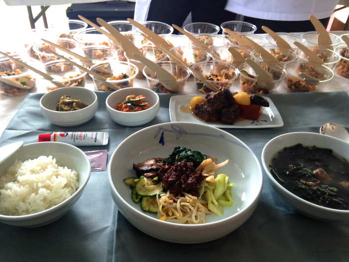 Korean Airlines made airplane food look good with this traditional bibimbap dish.