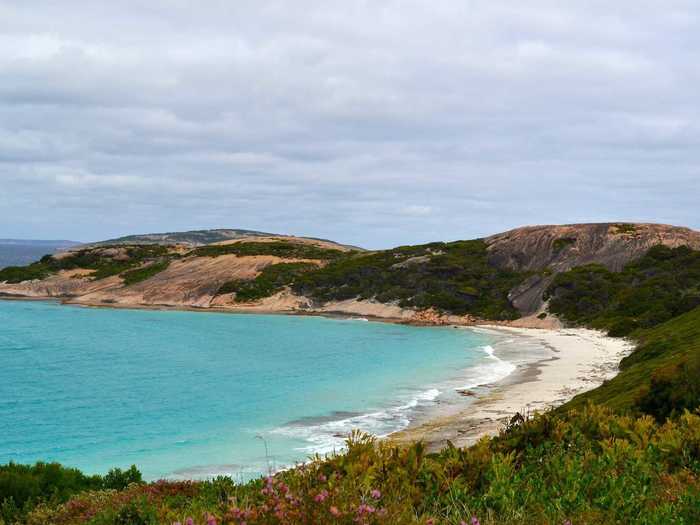 I didn’t intend to cycle south, but so many people we met on the road recommended going to see the area’s white beaches that I decided to take the longer road to visit the town of Esperance.