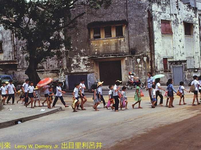 School children, probably somewhere between Colina da Guia and the Portas do Cerco