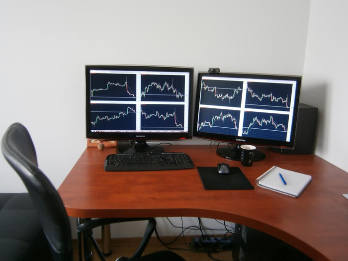 A trader in Croatia uses this desk to trade currencies. He uses OANDA as his broker. That