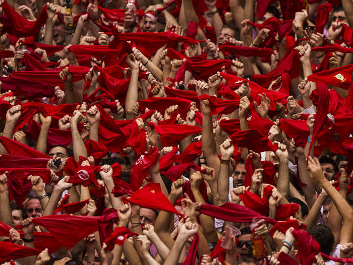 Those who participate in the daily running of the bulls wear white shirts and trousers, along with traditional red waistbands and scarves. Some even bring rolled up copies of the day