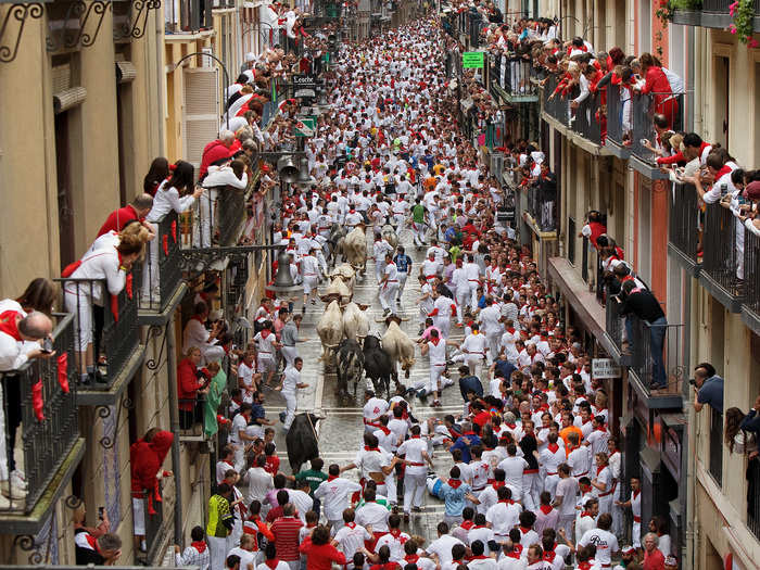 The run takes place on a 900-yard down four very narrow streets in the older district of Pamplona. The bulls are guided by barricades which create a route for them and block off any side streets. There