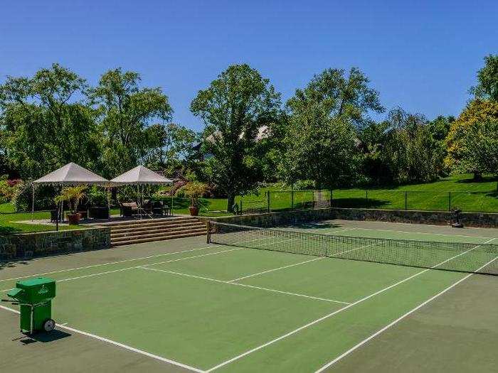 Of course, this Hamptons home has a tennis court.