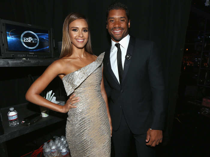 Jessica Alba and Russell Wilson were good looking presenters.