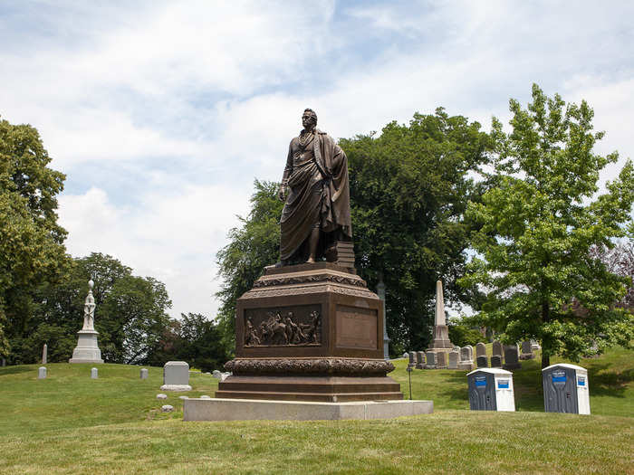 One of the most prominent figures in the cemetery is New York governor and senator DeWitt Clinton. According to Richman, Clinton