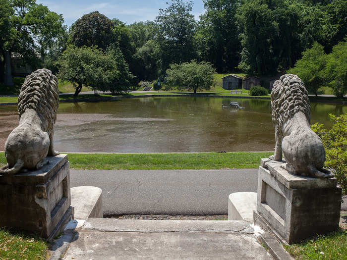 Many of the graves have statues of dogs or lions in front of them to "guard" their owners.