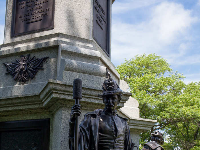 Four life-size bronze soldiers guard the monument. These statues are reproductions: The originals were made of zinc and then painted to look like bronze. Over time, they split along the seams and had to be replaced.