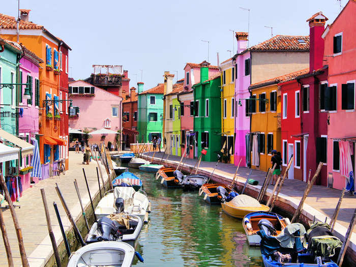 Admire the colorful homes in Isola di Burano.