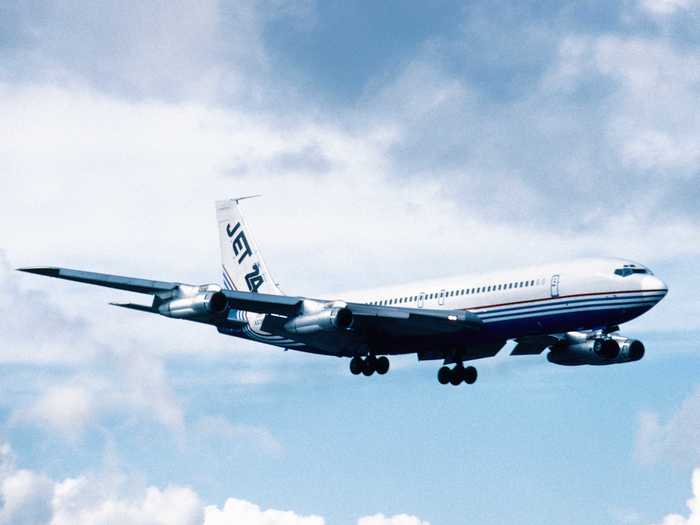 How much does a Boeing 707 weigh?