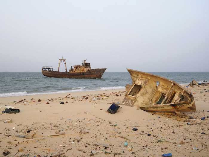 Huge ships come from all over the world to pick up loads of freight. Nouadhibou is also home to many retired and abandoned ships, and is known as the world