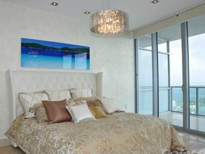 In Miami, Florida, $999,500 buys a 1,557-square-foot oceanfront condo with 2 bedrooms and two bathrooms.