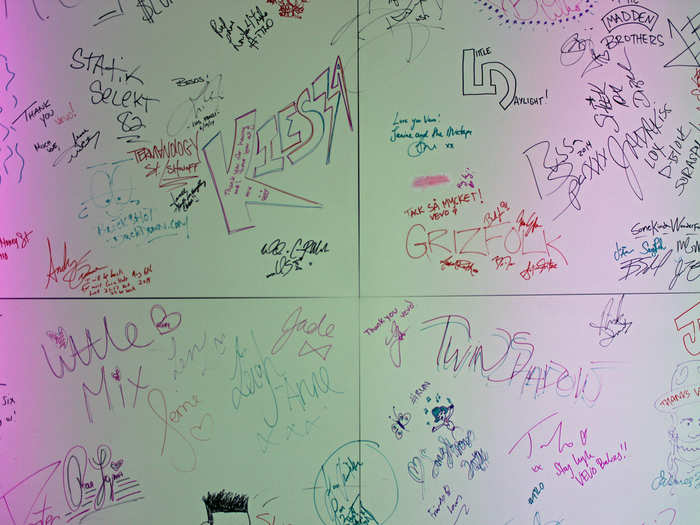 The best place to hang out, though, has to be the artist studio and lounge. As you walk in, you see a board covered in autographs from all of the artists who have visited Vevo recently.