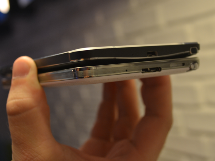 Another look at the Note 4 (top) and the Note (3) from the side. Check out how the bottom of the Note 4 is slightly curved.