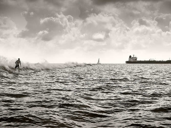 Some surfers in Texas ride the waves of oil tankers, primarily in Galveston Bay. According to Braun, an oil tanker will produce a shoulder-high waves that can be ridden for 20 minutes, whereas the average ocean wave ride is 20 seconds.