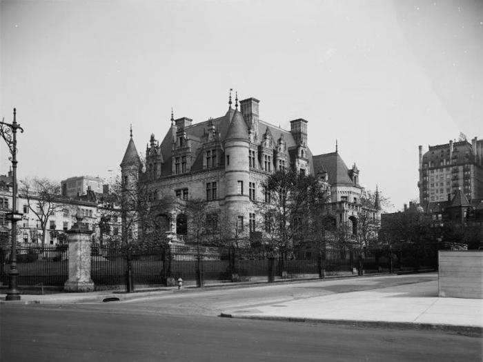 Steel magnate Charles Schwab built an ornate 75-room mansion on Riverside Drive, which was completed in 1905. It was publicly demolished in 1948.