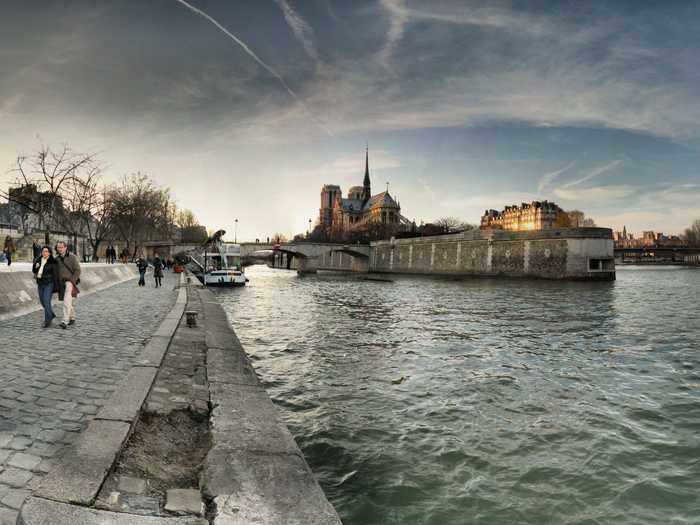 Stroll along the banks of the Seine river in Paris.