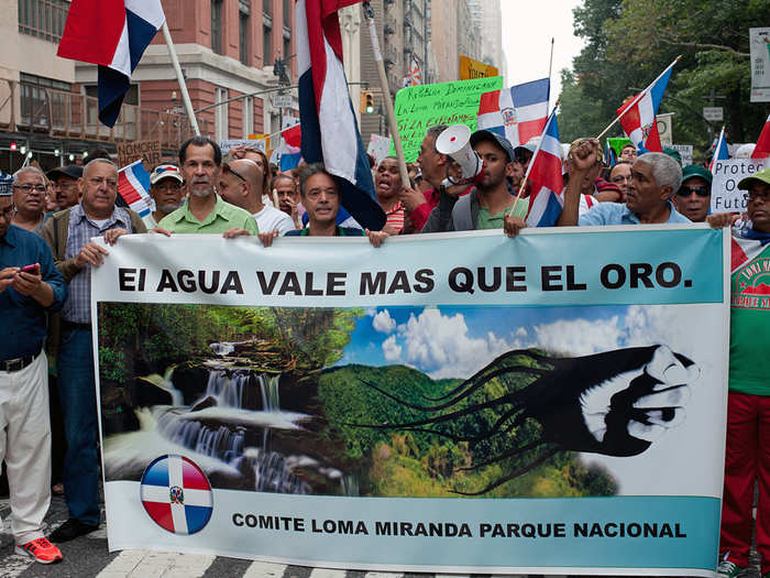 This Dominican group was chanting "el agua es un tesoro, que vale mas que oro" — water is a treasure that