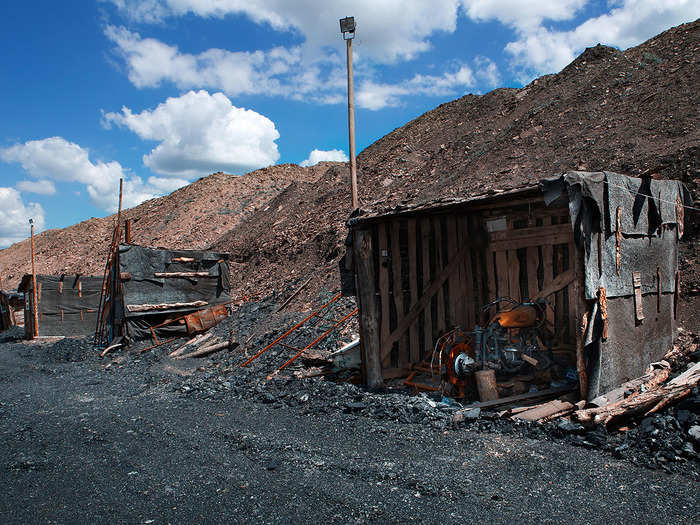 Working at an illegal mine is even more dangerous. Most of the time they are using makeshift equipment. The engines used here are from mopeds.