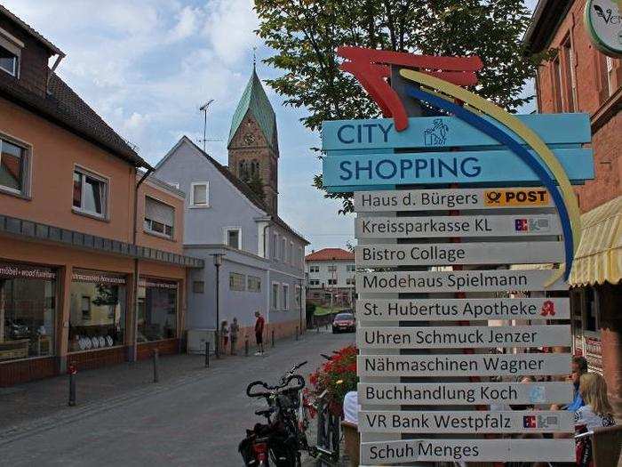 Within the center of the town is a quaint shopping street with a variety of restaurants and a few pubs.