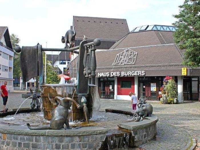 Downtown in the central square is a local art museum, the town library, and a pedestrian area.