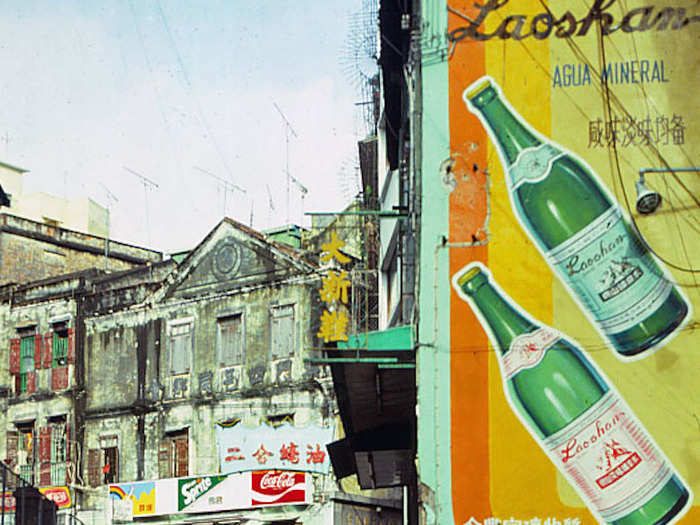 Near Avenida de Almeida Ribeiro at Largo do Senado/Senado Square. Demery says the buildings remain but have been renovated.