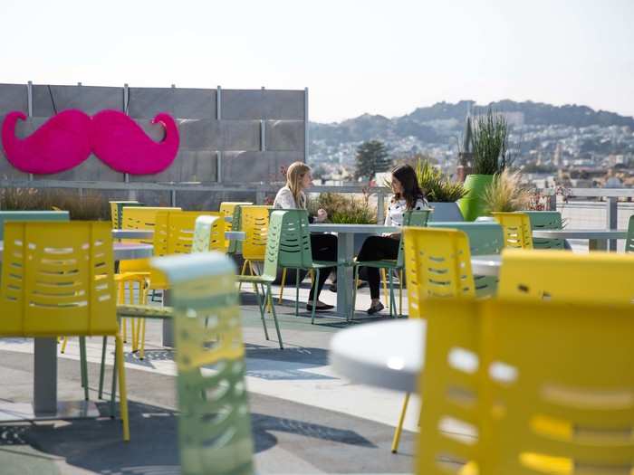 The rooftop at the Lyft office features a 360-degree view of San Francisco’s Mission District and has seating (and lounge chairs) for employees to use while eating lunch, taking a break or meeting with colleagues.