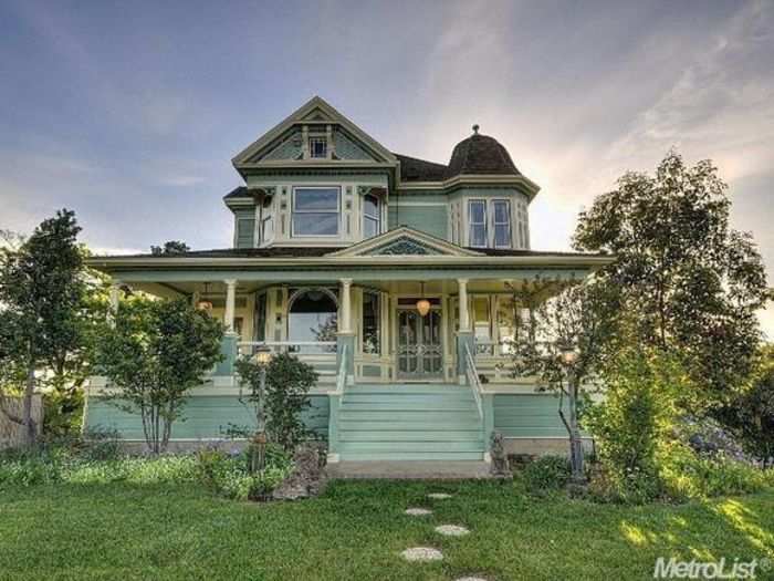 Located on the Sacramento Delta, this $989,000 riverside house was built in 1870.