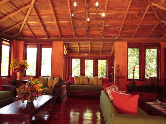 The rooms are quite airy, with vaulted ceilings and Costa Rican wood.