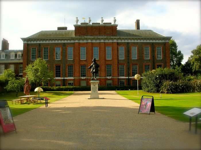 Kensington Palace is another residence of the British monarchy. Until recently, Prince William and Kate Middleton lived here.