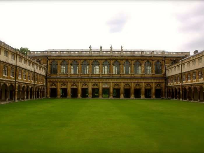 The University of Cambridge also commissioned several buildings to Wren, including the library of Trinity College.