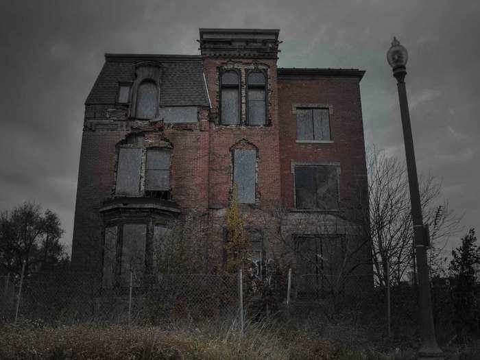 The Haught Mansion in Brush Park, Michigan was an upscale brothel in its heyday in the 1940s. Years after it closed, a number of dead bodies were found in the basement marked with perfectly round circles on their torsos and chests.