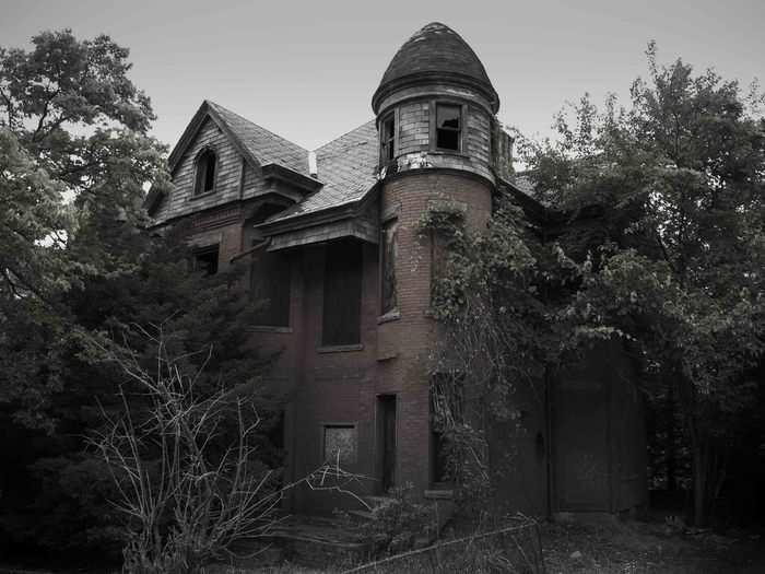 This haunted house, called the Baily Mansion, was the inspiration for the TV series "American Horror Story." Its actual location is Hartford, Connecticut.