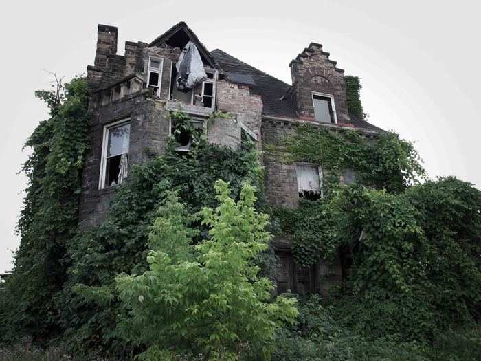 The Oliver Family Mansion is especially creepy — the entire Oliver clan completely disappeared in 1898, and no one has ever found out where they went or what happened to them. Local residents swear they still see the family in the windows of the Chester, Pennsylvania mansion.