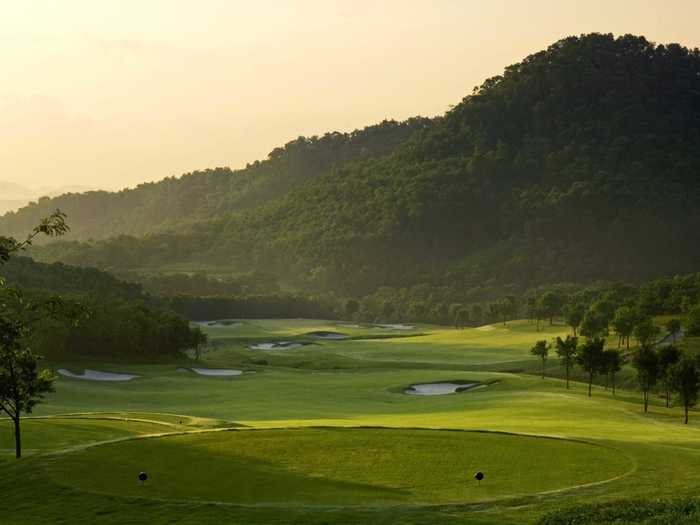 The David Leadbetter course has larger sand bunkers and wide fairways that seem easy to land on, but are frustratingly not level. It also requires the player to use every club in the bag.