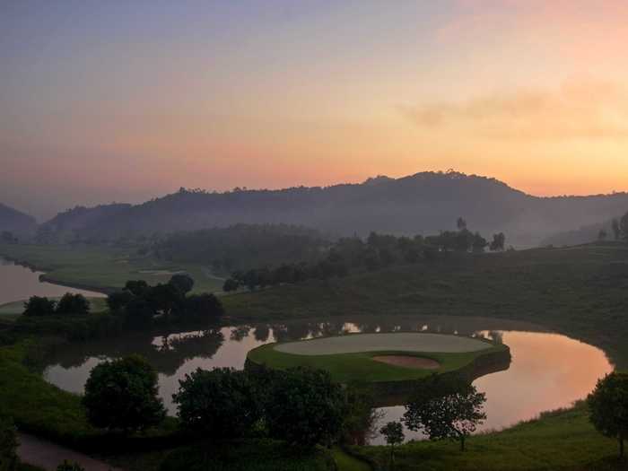 China’s first “stadium course” was designed by famous golfer Nick Faldo. It has some of the most exciting holes with plenty of picturesque views.