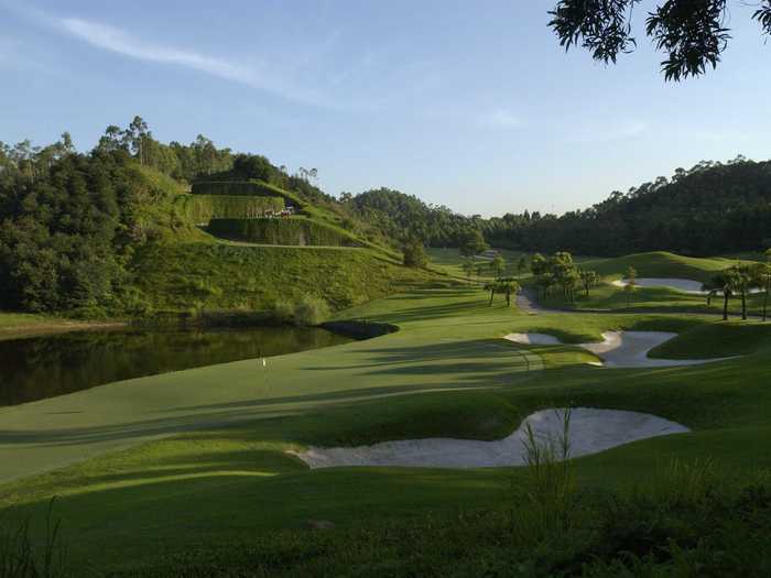 Masashi “Jumbo” Ozaki designed this dramatic course for Shenzhen with lots of slopes and tall trees. It also includes a lovely lake and wide fairways for an interesting round of golf.