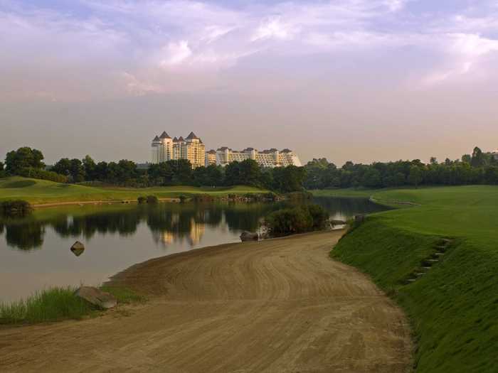 Three-time major winner Vijay Singh created this innovative course with a 150-yard beach bunker at Shenzhen. It also has steep bunkers and water hazards on 14 holes.