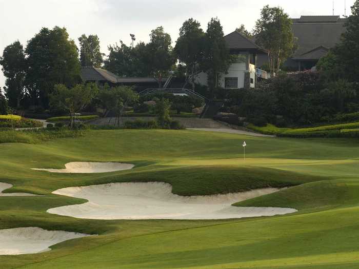 This critically-acclaimed course was named in honor of the 41st World Cup, which it hosted in 1995. Players can expect lots of flat bottomed bunkers, water hazards, and grass mounds (for spectators).