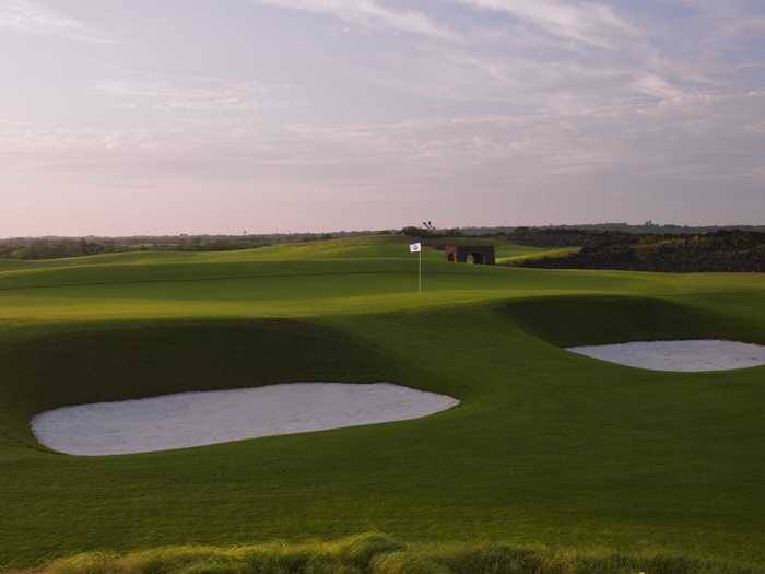 The Meadow Links course was based on traditional US courses with “Church Pew” bunkers and native grasses.