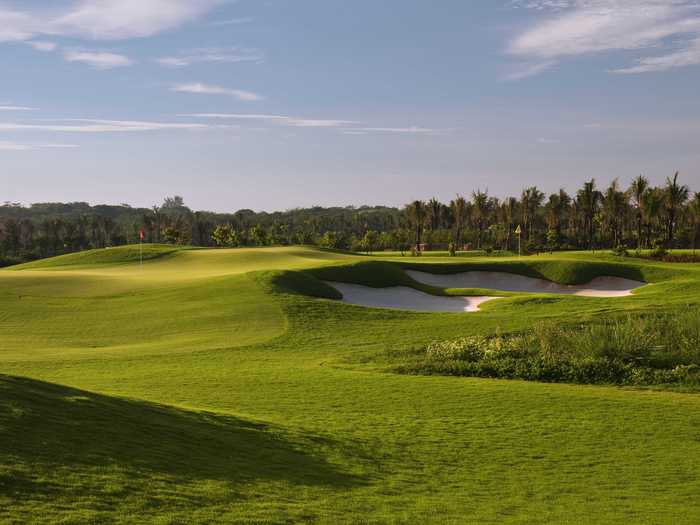 With two pins at each green, the Double Pin course was designed to offer options. One is easy and one is difficult making this course good for players of all levels.