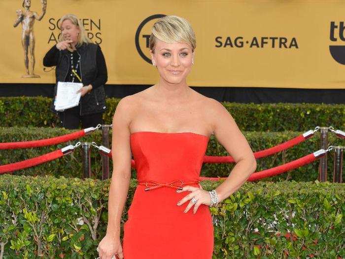 "The Big Bang Theory" actress Kaley Cuoco matched the red carpet perfectly in her Romona Keveza gown.